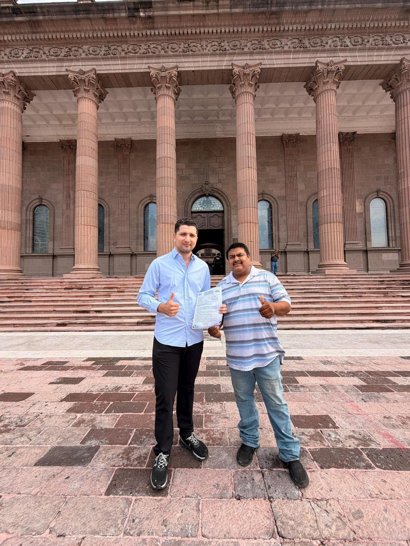 Jorge Cepeda Valdés con un oficio de gestión frente al Palacio de Gobierno de Nuevo León